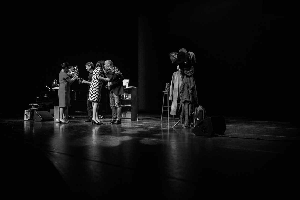 Bloemen geven aan Henk Poort aan einde voorstelling, evenement fotografie bij Stichting Vier het Leven, foto door Sandra Stokmans Fotografie