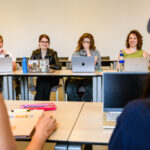 Een superleuk, spontaan moment tijdens een werkcollege aan de Universiteit Utrecht, met lachende studenten in beeld.