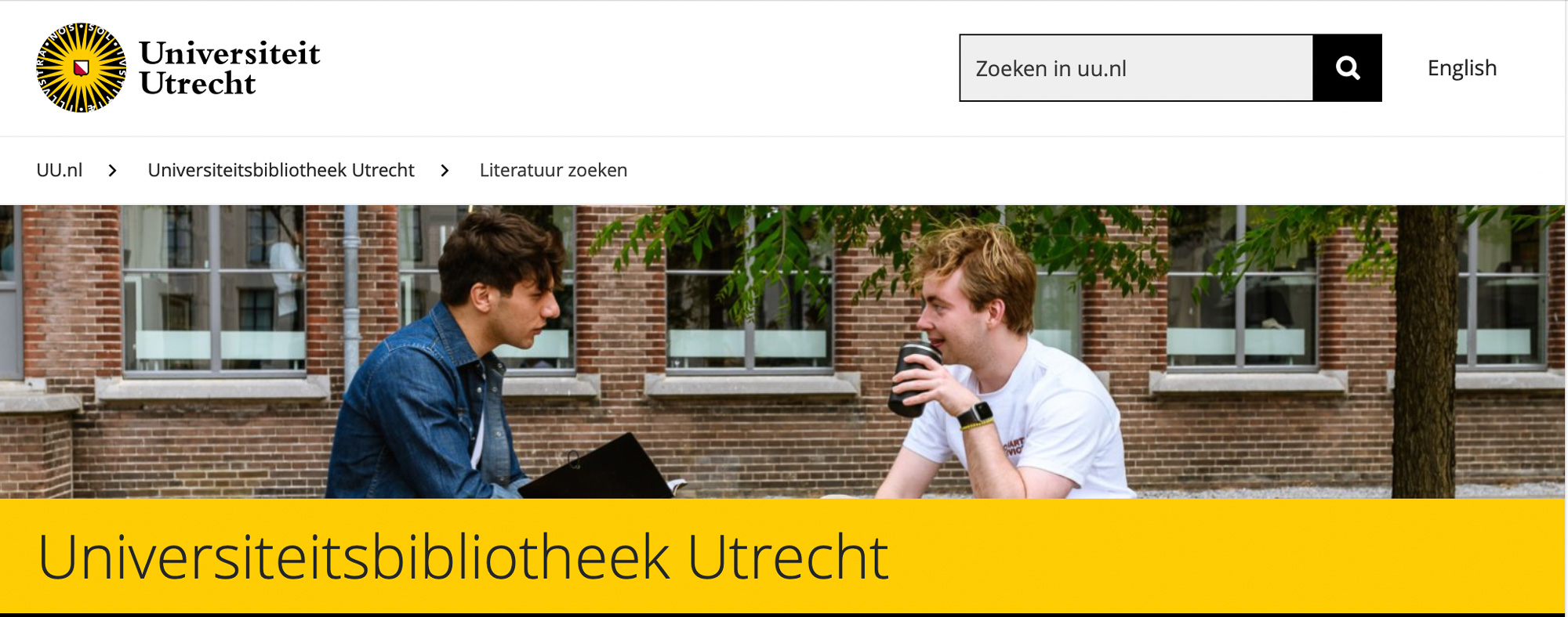 In de website-header schittert dit spontane studiemoment van de jongens buiten, uit de universiteitsbeeldbank.