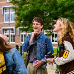 Groepje studenten hebben plezier op de University Campus Utrecht, universiteit beeldbank, onderwijs marketing