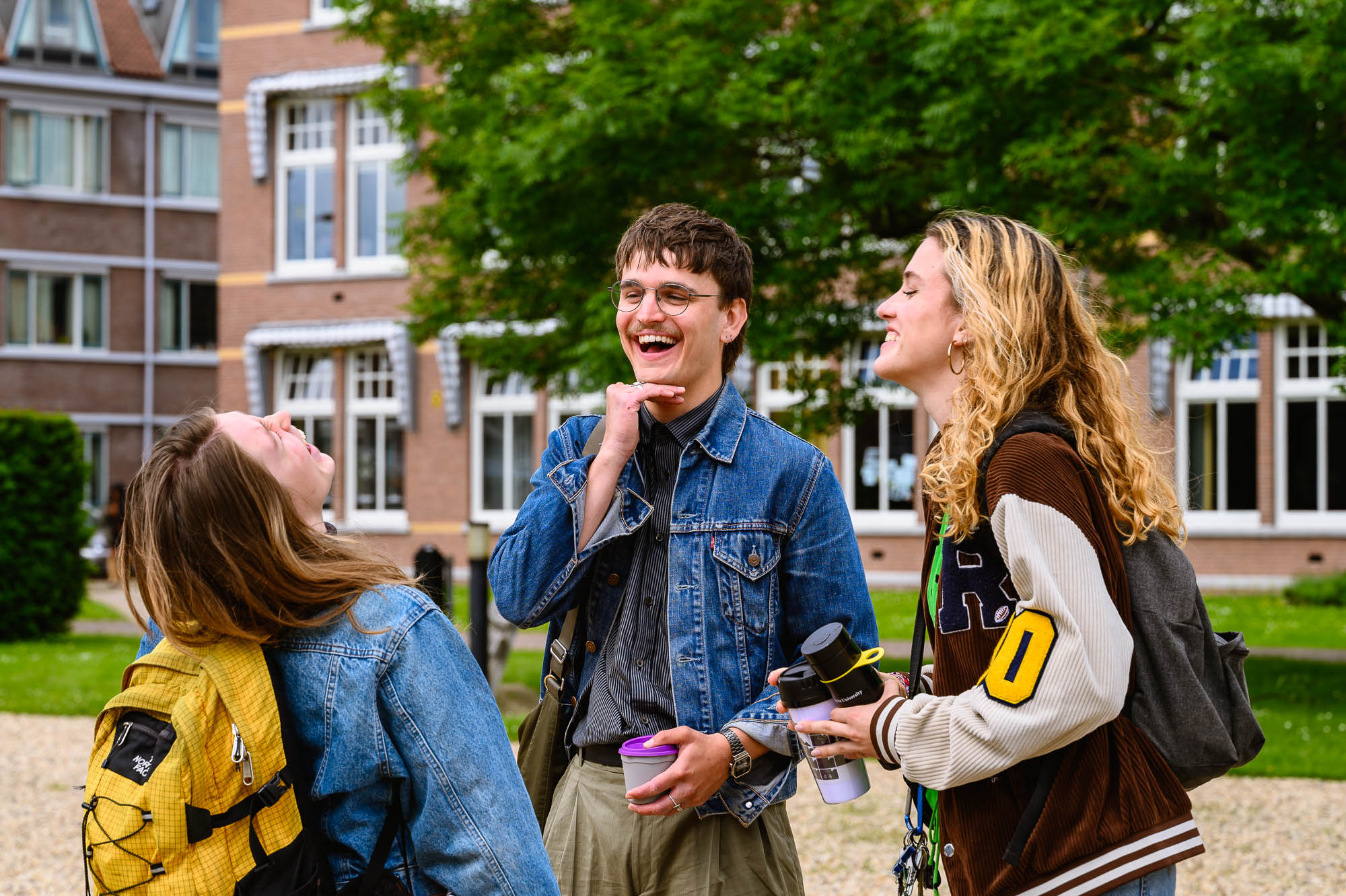 Groepje studenten hebben plezier op de University Campus Utrecht, universiteit beeldbank, onderwijs marketing