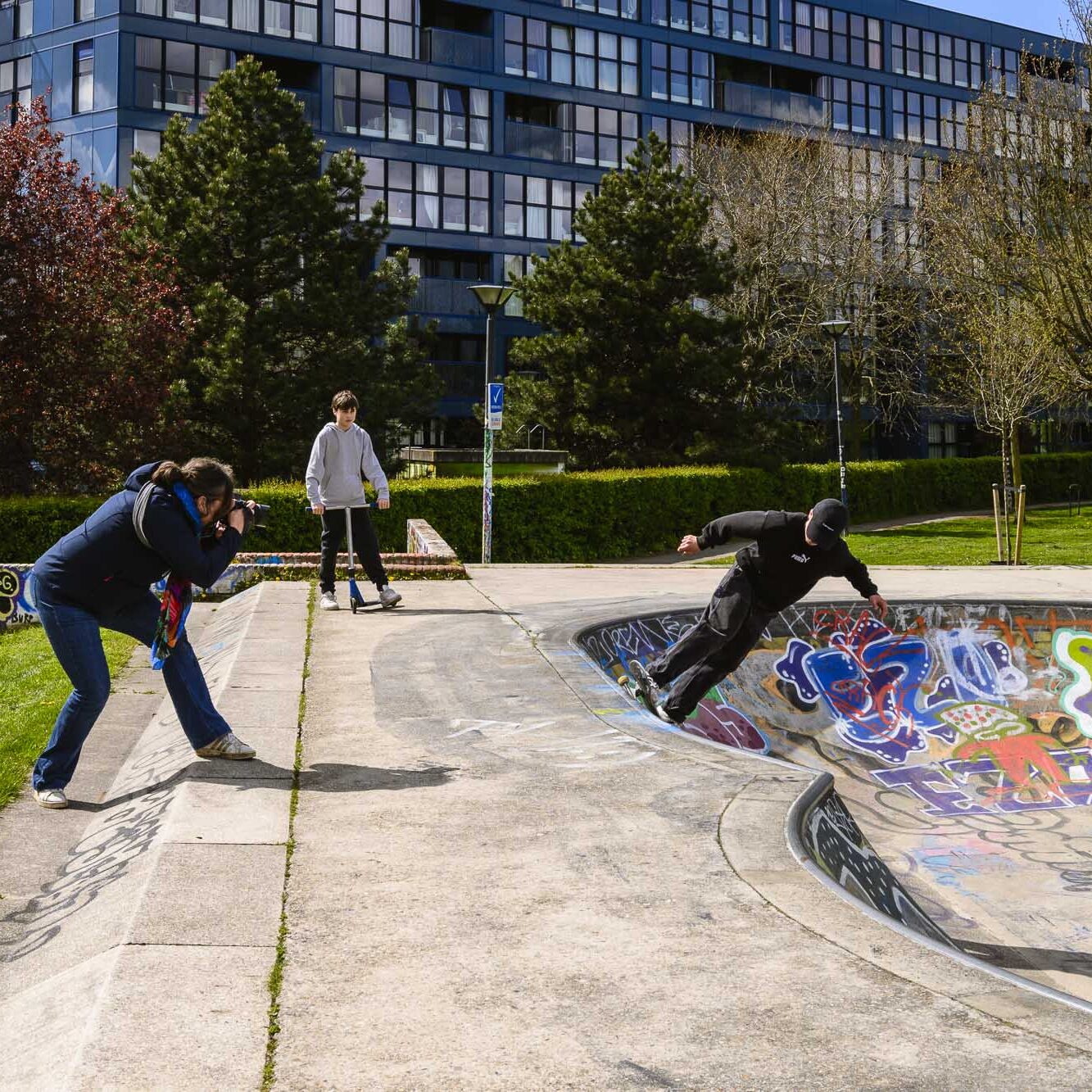 documentair-fotograaf-Sandra-Stokmans-aan-het-werk-Utrecht-skatepark-foto-door-Marijke-Sangers_MAS1759