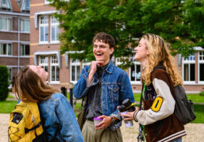 Groepje studenten hebben plezier op de University Campus Utrecht, universiteit beeldbank, onderwijs marketing